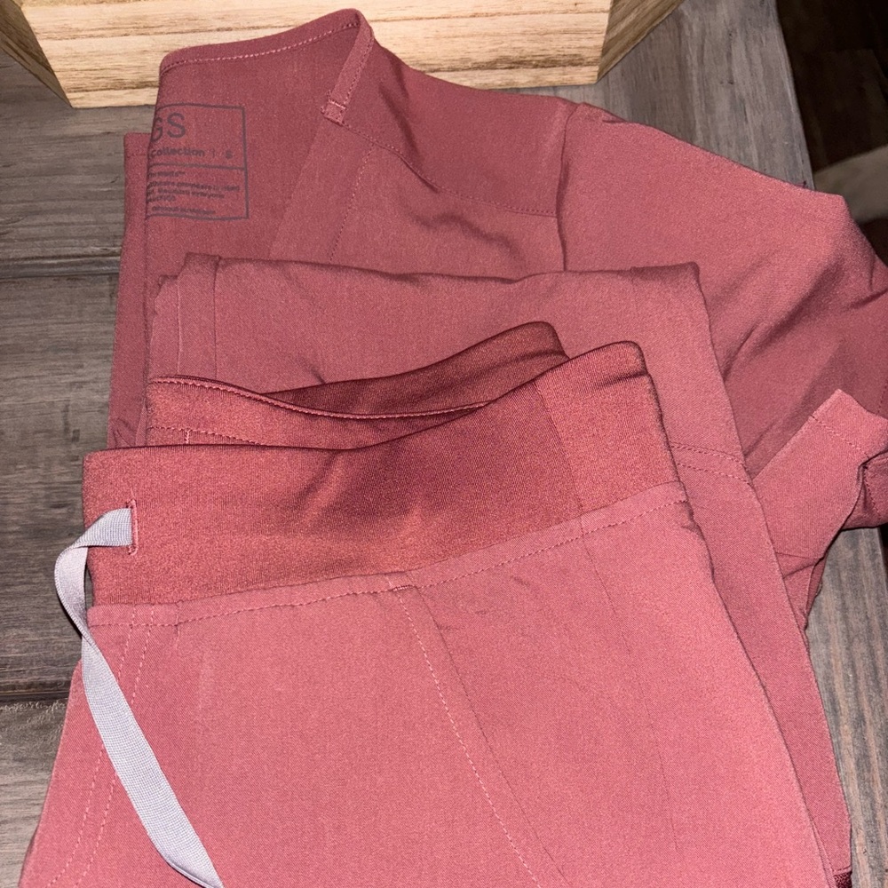 Figs MAUVE scrub top and jogger pants